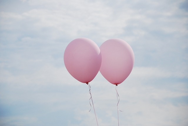 dva balonky ve vzduchu